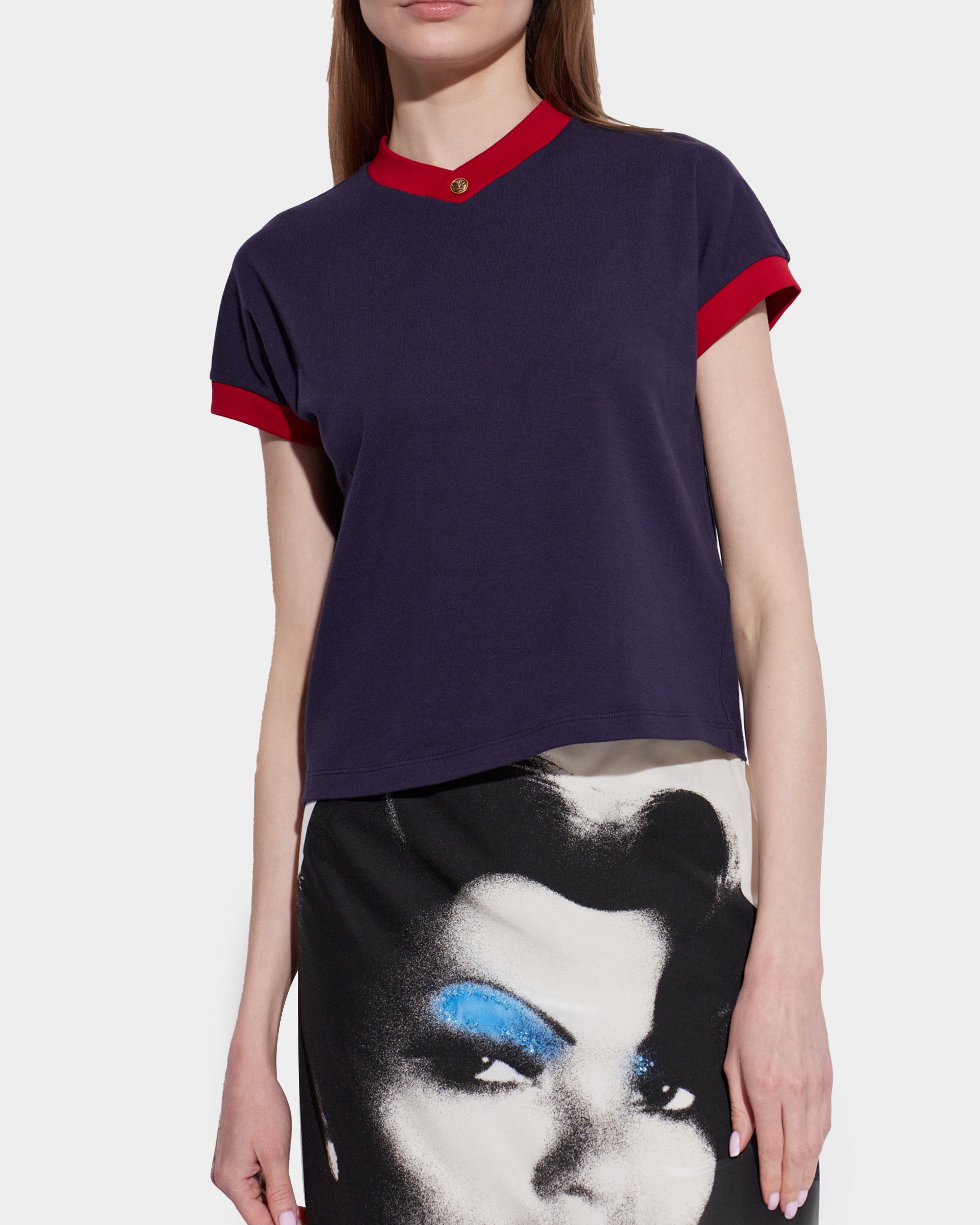 紅色滾邊 V 領 T-shirt