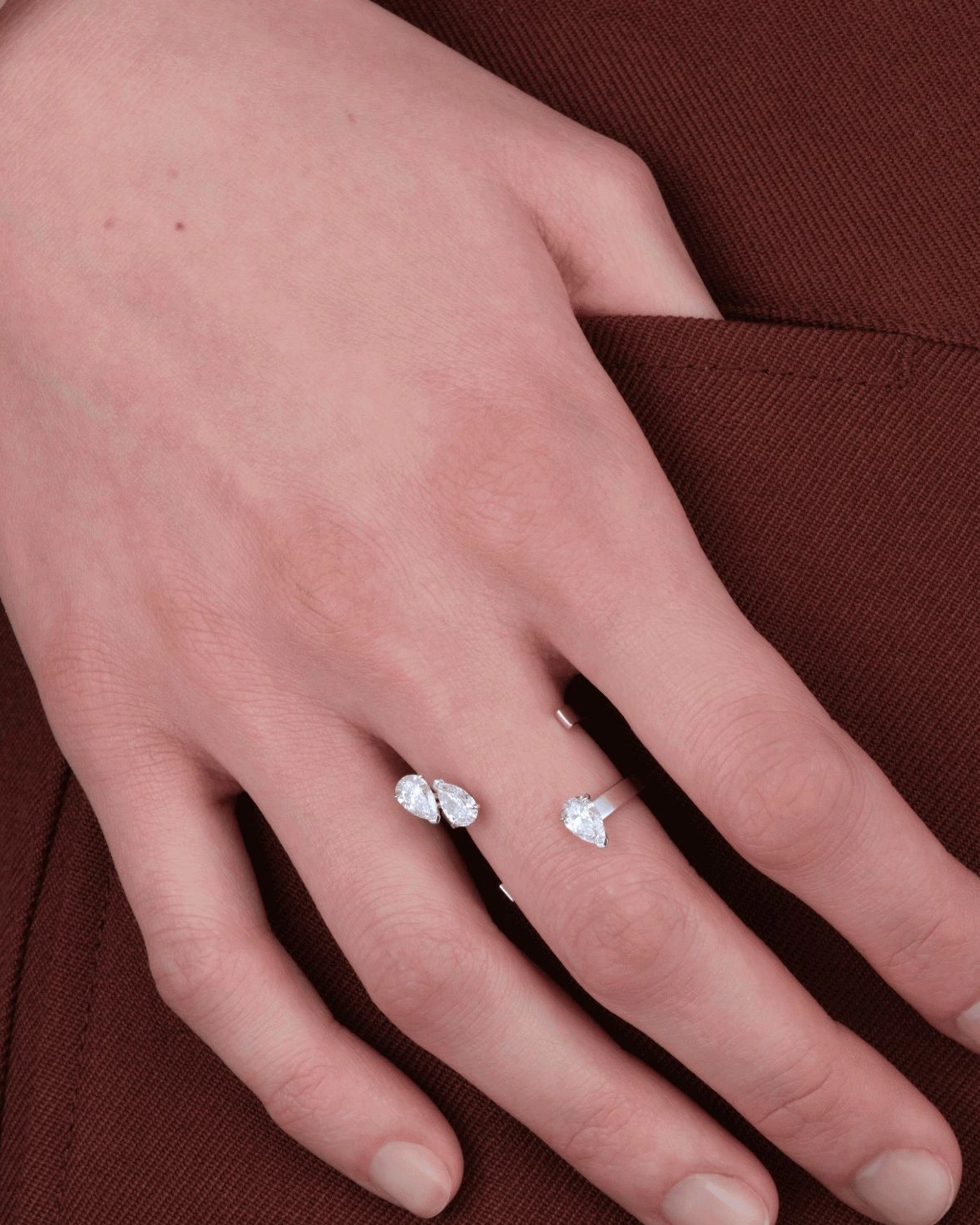 Serti sur Vide 18K 白金三鑽戒指