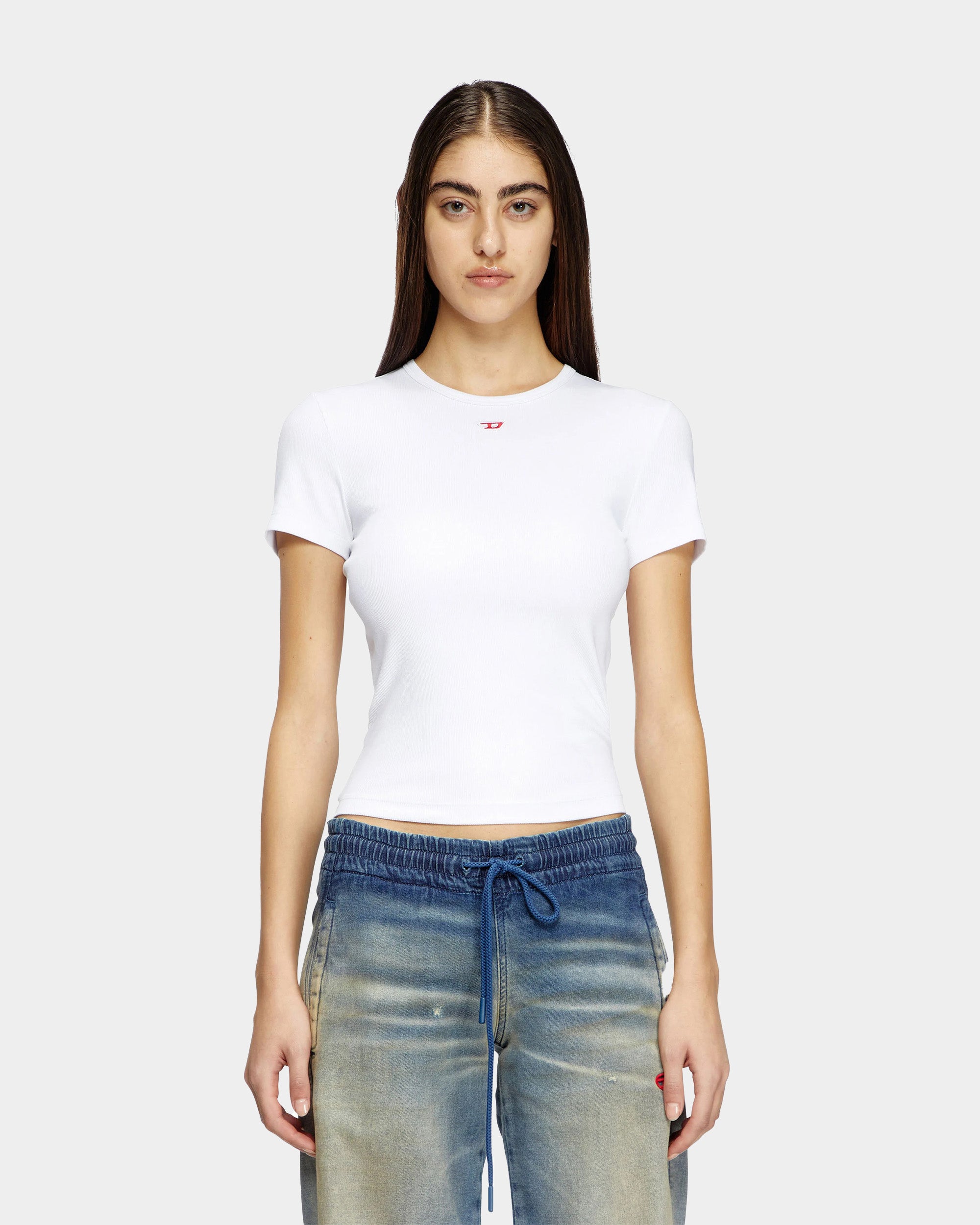 合身款白色 T-Shirt
