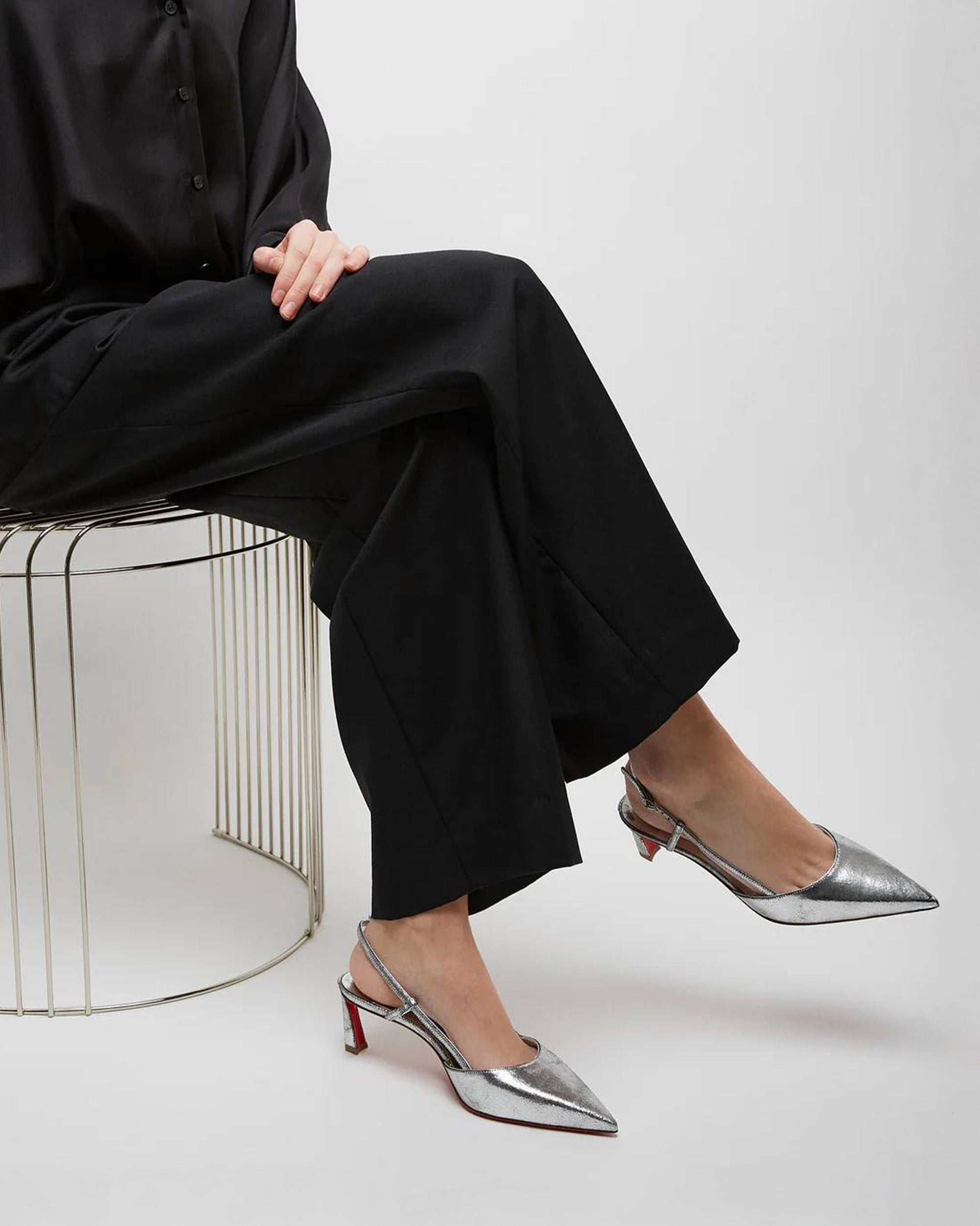CHRISTIAN LOUBOUTIN 銀色小牛皮後繫帶跟鞋